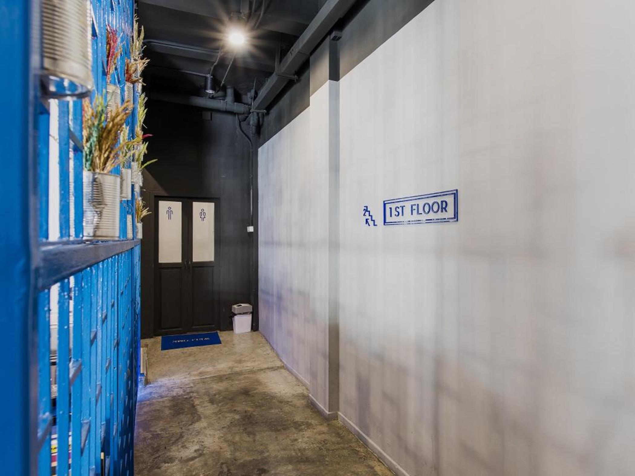 Loftel Station Hostel Bangkok Exterior photo