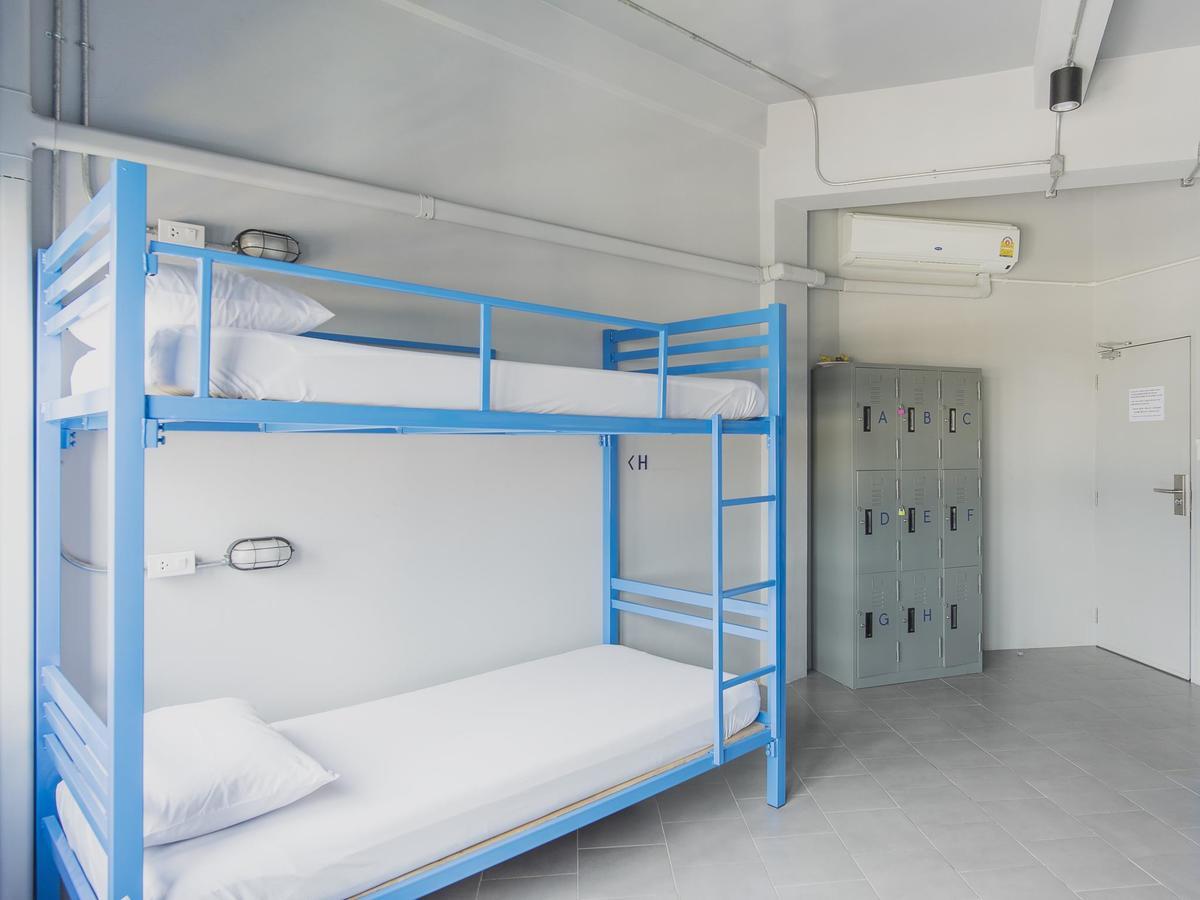 Loftel Station Hostel Bangkok Exterior photo